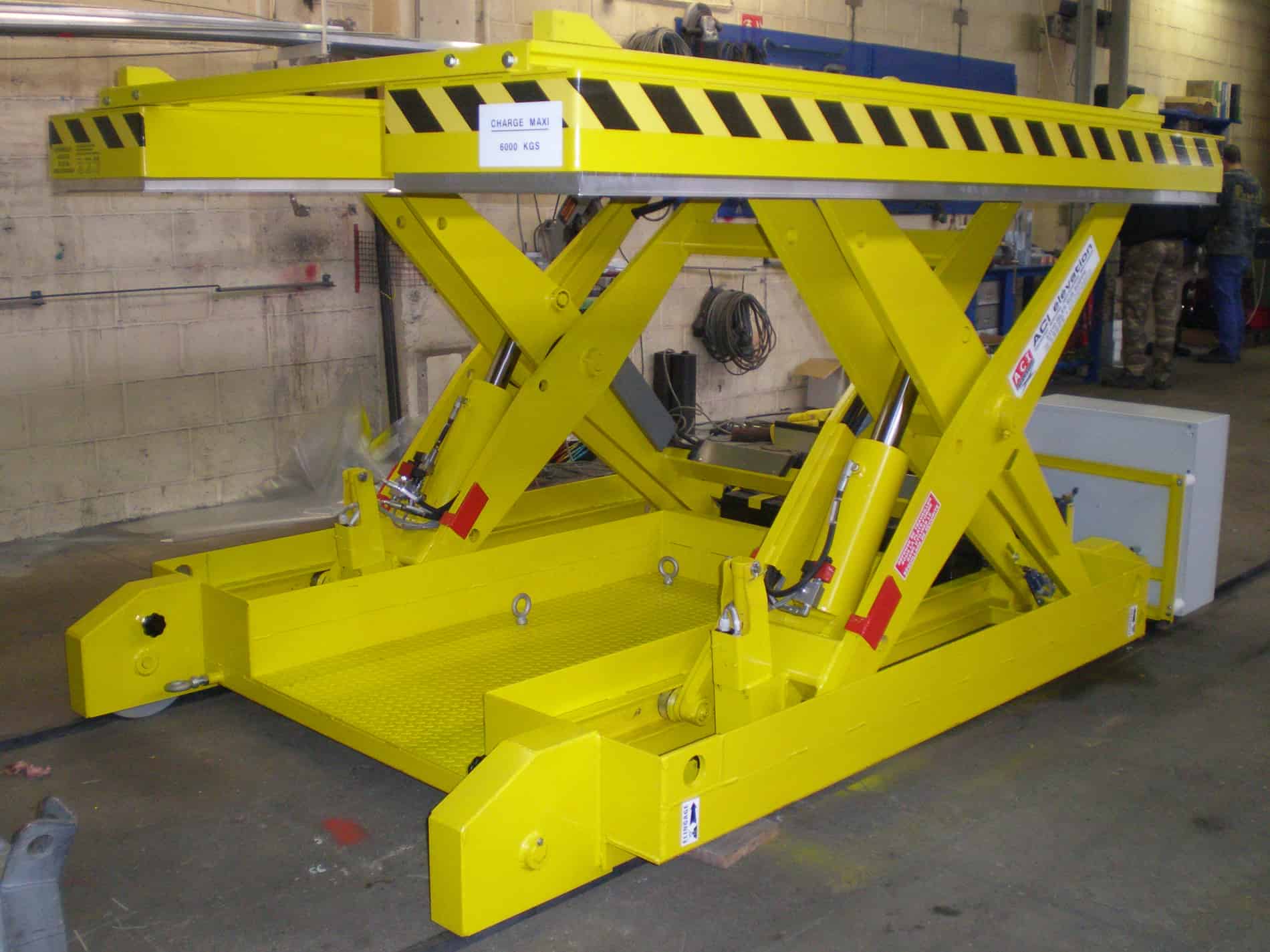 Intégrer une table élévatrice dans une ligne de production